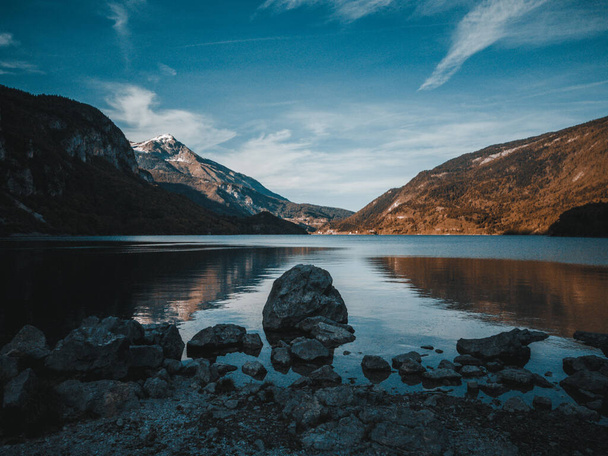 モルベンボ湖の美しい景色は - 写真・画像