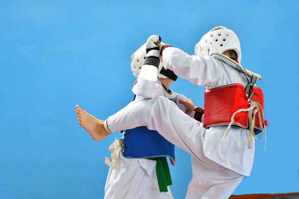 Два мальчика соревнуются в корейском боевом искусстве тхэквондо  - Фото, изображение