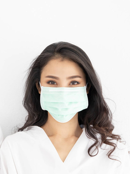 jovem asiático mulher vestindo cirúrgico máscara sobre branco fundo, cuidados de saúde conceito - Foto, Imagem
