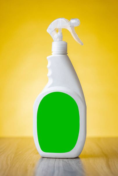 El producto de limpieza de la casa, la botella de plástico con detergente en un ye - Foto, imagen