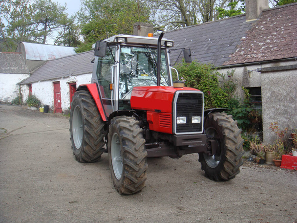 Red Tractor στο Farmyard στην Ιρλανδία  - Φωτογραφία, εικόνα