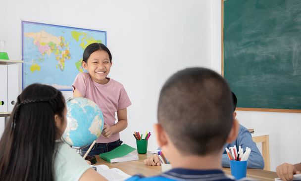 Groupe d'étudiants asiatiques étudier en classe à l'école primaire, concept d'éducation - Photo, image