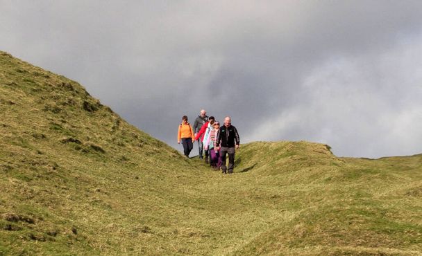Ramblers lopen een heuvel af - Foto, afbeelding