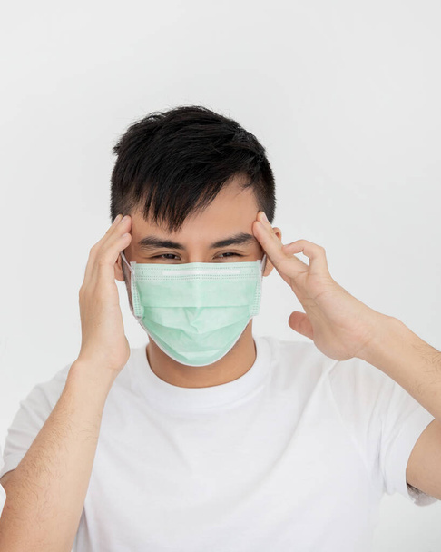 Ázsiai jóképű férfi visel sebészeti maszk álló felülfehér hát - Fotó, kép