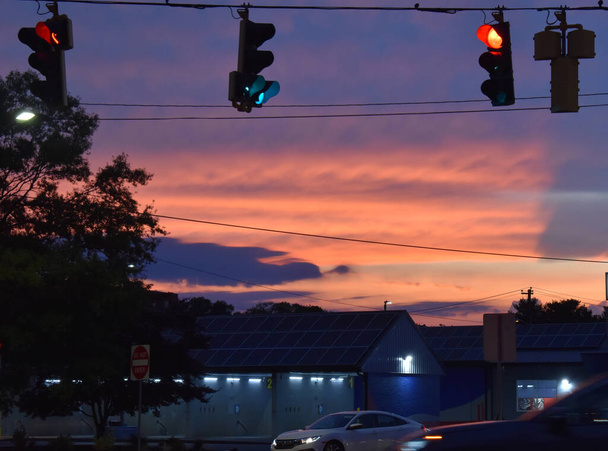 Dover, DE, USA - July 14, 2021: Route 13 Intersection at Sunset - Foto, Imagen