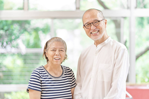 Älteres Ehepaar steht mit einem Lächeln da - Foto, Bild