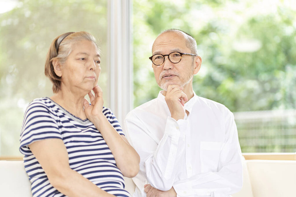 Ηλικιωμένο ζευγάρι ανησυχεί για τα γηρατειά - Φωτογραφία, εικόνα