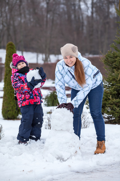 Famille faisant bonhomme de neige
 - Photo, image