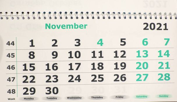 Listopad 2021 na stronie kalendarza, kalendarz ścienny, koncepcja planowania biznesowego. - Zdjęcie, obraz