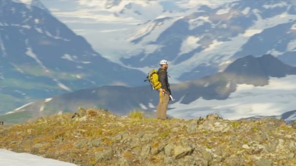Kiipeilijä kävelee Chugach Range
 - Materiaali, video