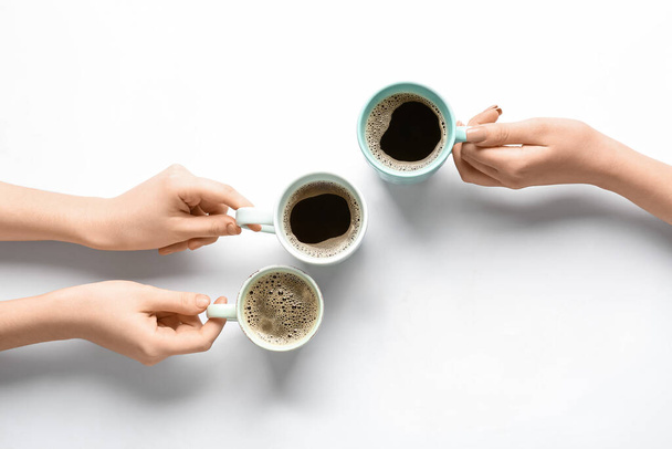 Mulheres com xícaras de café no fundo branco - Foto, Imagem