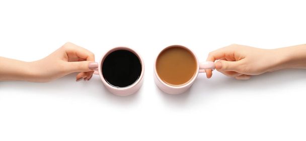 Жіночі руки і чашки кави на білому тлі
 - Фото, зображення