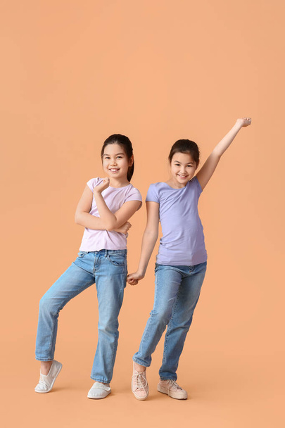 gelukkig zusjes op kleur achtergrond - Foto, afbeelding