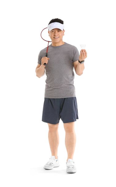 Sportlicher männlicher Badmintonspieler auf weißem Hintergrund - Foto, Bild