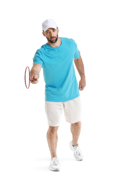 Beyaz arka planda sportif erkek badminton oyuncusu - Fotoğraf, Görsel