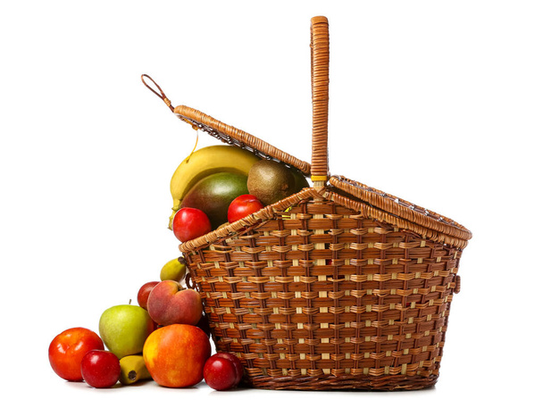 Cesto con frutta fresca su sfondo bianco - Foto, immagini