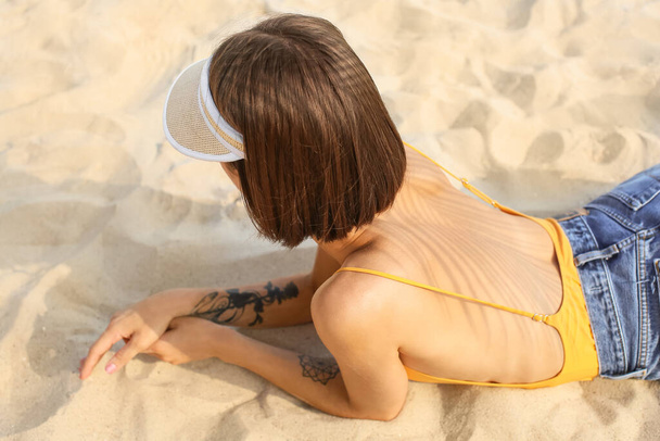 Beautiful young woman on sea beach - Foto, imagen
