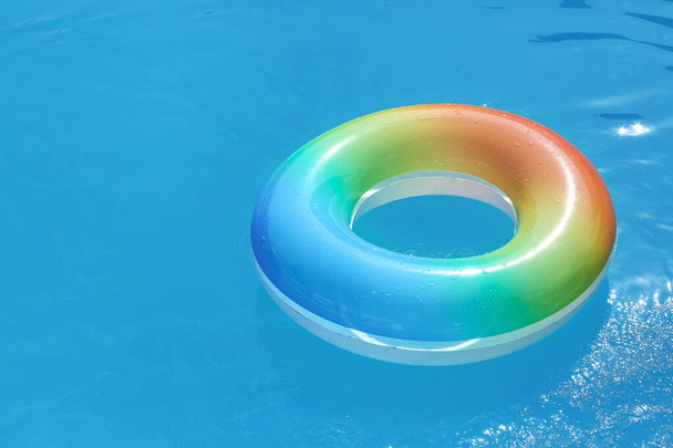 Anillo inflable en la piscina - Foto, Imagen