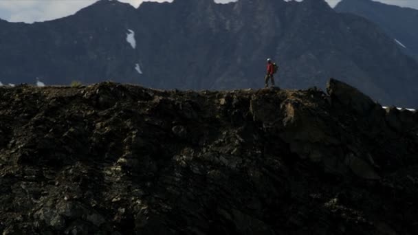 horolezec na vrcholu chugach pohoří - Záběry, video