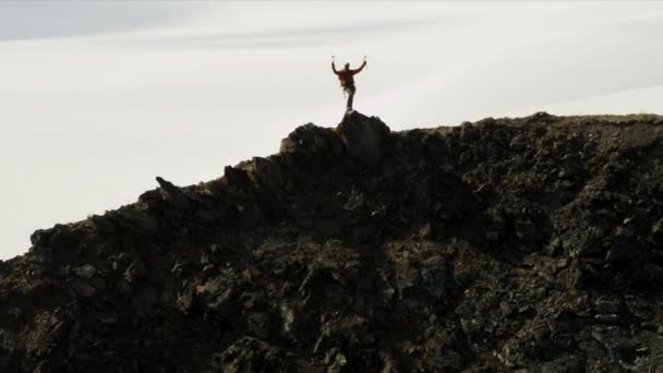 grzbiet wspinacz, chodzenie w góry chugach - Materiał filmowy, wideo
