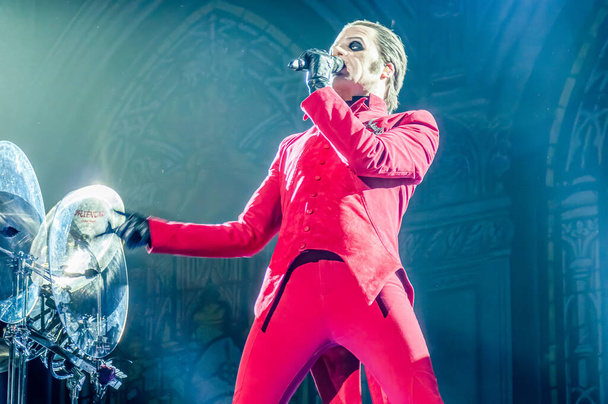 LONDRES, REINO UNIDO - 22 de nov de 2019: Um cantor sueco Tobias Forge em um traje vermelho cantando em Londres no SSE Arena, Wembley - Foto, Imagem