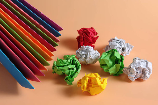 Cadernos escolares e bolas de papel amassadas em fundo bege - Foto, Imagem