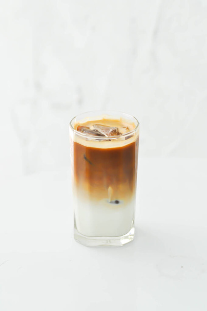 白を基調としたコーヒーアイスコーヒーアイスラテコーヒーアイスモカコーヒー - 写真・画像