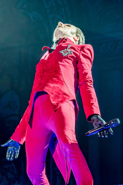 LONDON, UNITED KINGDOM - Nov 22, 2019: A vertical shot of Tobias Forge in a red costume singing in London at The SSE Arena, Wembley - Foto, Bild