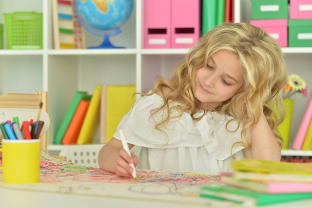 cute girl drawing picture at home - Foto, Bild