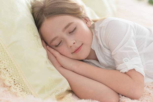  cute little girl sleeping in bed at home - Foto, Imagem
