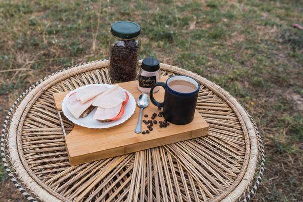 Un desayuno en el campo - Foto, Imagen
