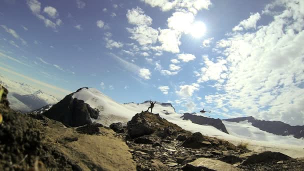 helikopter i wspinacz w pustyni alaska - Materiał filmowy, wideo