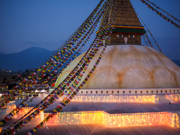 Santuario budista Boudhanath Stupa con banderas de oración
 - Foto, Imagen