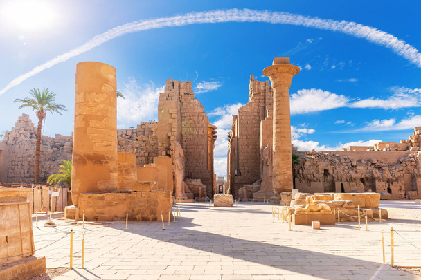 カルナック神殿の偉大な仮説ホール、ルクソール、エジプトの訪問の有名な古代の場所. - 写真・画像