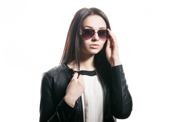 Woman in sunglasses posing on white background - Foto, afbeelding