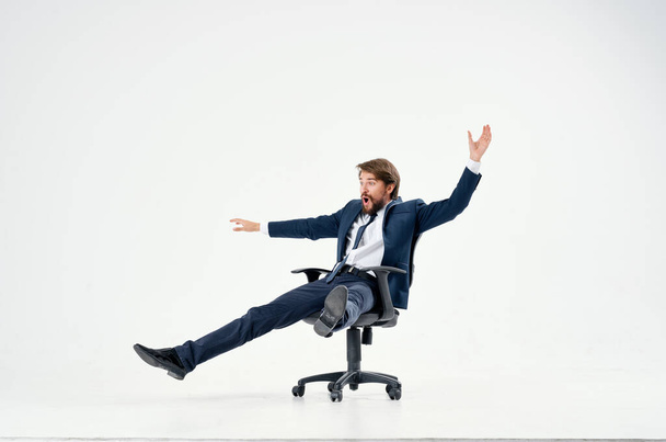 Wesoły mężczyzna jeździ w studiu menedżera biura krzesła - Zdjęcie, obraz