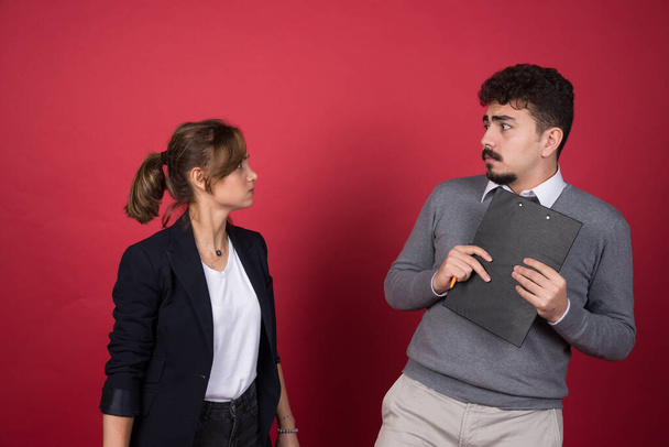 Young woman looking at young man angrily . High quality photo - Foto, Imagem