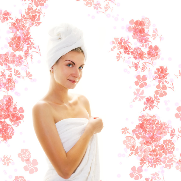 Красива дівчина в банних рушниках і квітах навколо неї
 - Фото, зображення