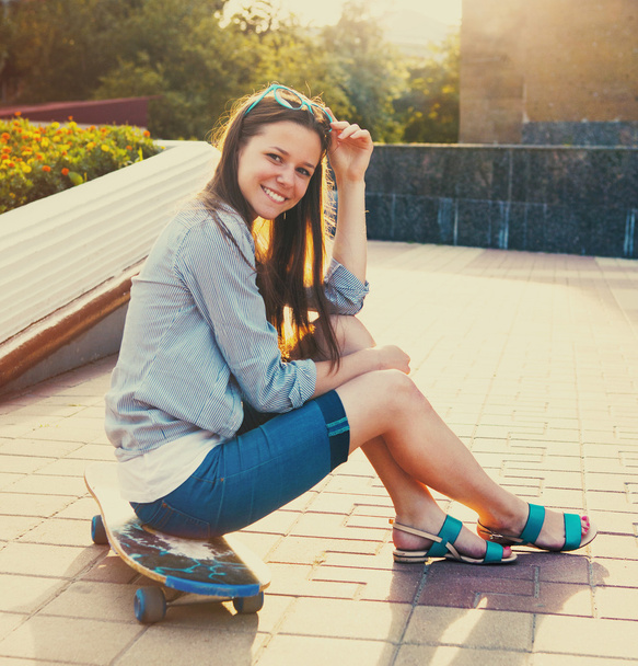 Adolescente menina no longboard na rua
  - Foto, Imagem