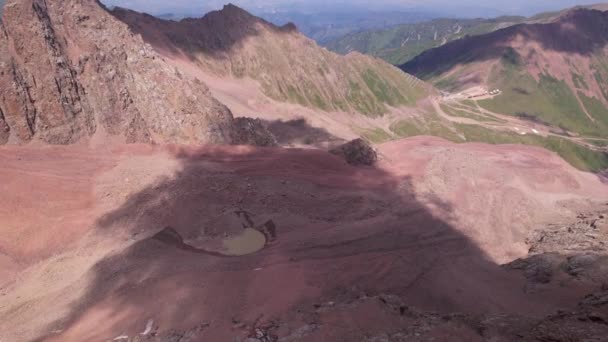 Een morenmeer tussen een gletsjer bedekt met rotsen - Video