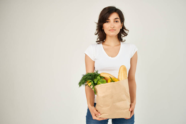 mujer con un paquete de comestibles de un supermercado alimentos saludables - Foto, Imagen