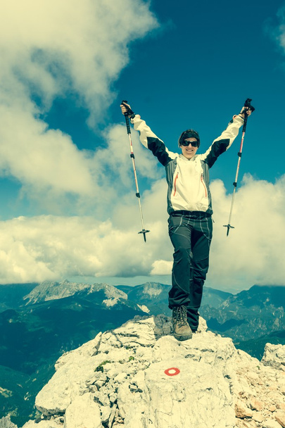 vrouwelijke klimmer vieren een succesvolle ascend - Foto, afbeelding