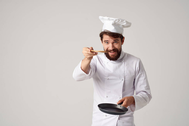 αρσενικό σεφ στο εστιατόριο μαγείρεμα τροφίμων υπηρεσία εργασίας - Φωτογραφία, εικόνα
