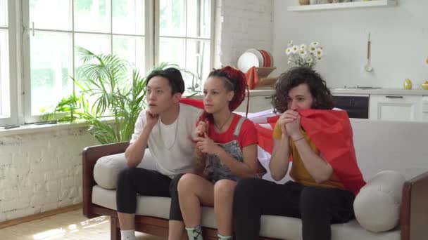 Canadese fans kijken thuis tv. Een groep vrienden van fans van het Canadese nationale team - Video
