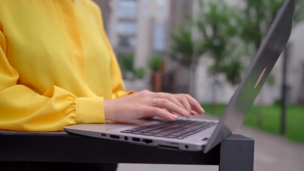 Szoros üzletasszony kezét gépelés laptop billentyűzeten - Felvétel, videó