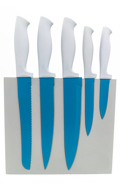 Zestaw niebieskich noży na stoisku odizolowanym na białym tle - Zdjęcie, obraz