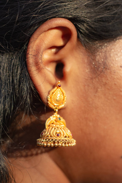 Arany Jimikki Kammal fülbevaló indiai lány fülön. Tervezett fülbevalók stock képek. - Fotó, kép