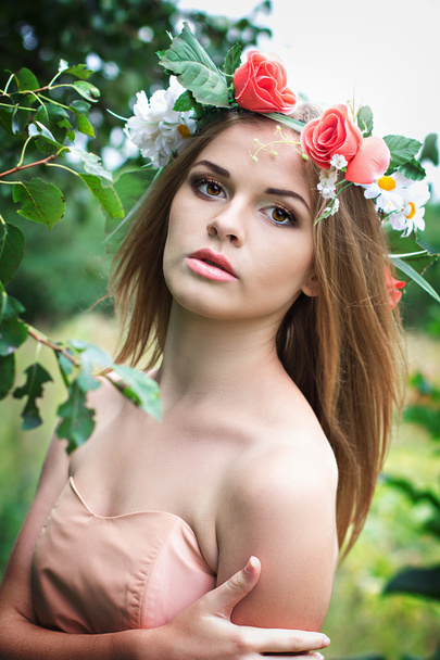 beautiful young woman with a wreath of flowers on her head - Fotografie, Obrázek