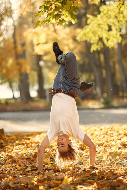 Mladý ležérní muž tanec venku v městském parku - Fotografie, Obrázek