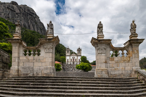 Vista do belo Santuário de Nossa Senhora da Peneda, no Parque Nacional Peneda Geres, em Norhern Portugal. - Foto, Imagem